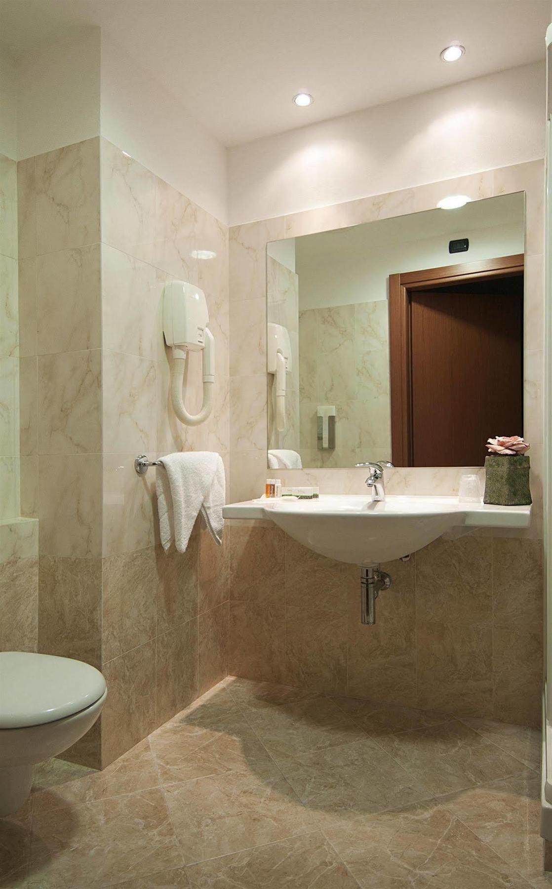 Hotel Domus Expo 파라비아고 외부 사진